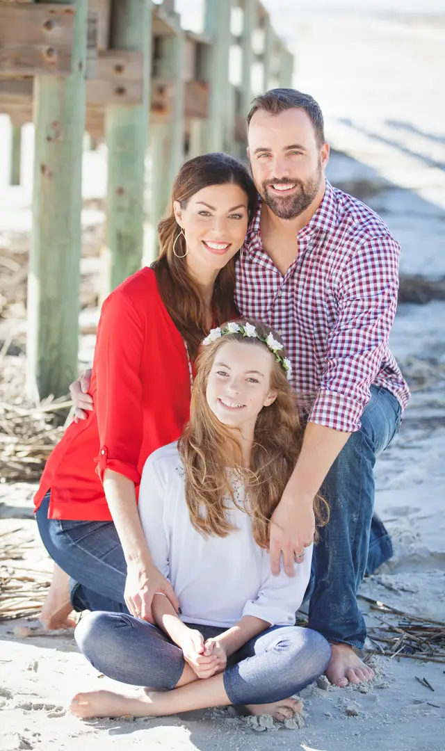 Purple-Hippo-Photography_Beach_gallery-narrow_family-under-bridge